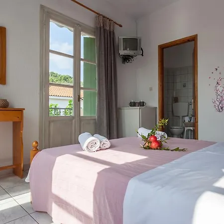 Smaragdi Rooms And Studios Skopelos Town Exterior photo