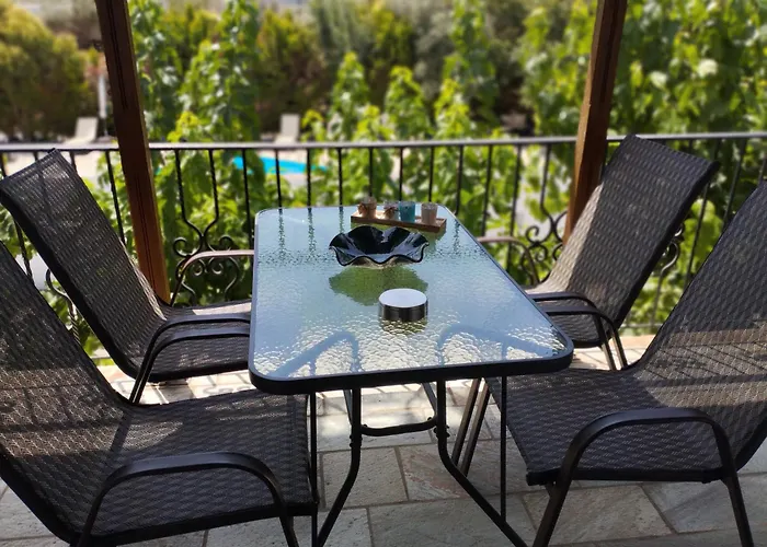 Smaragdi Rooms And Studios