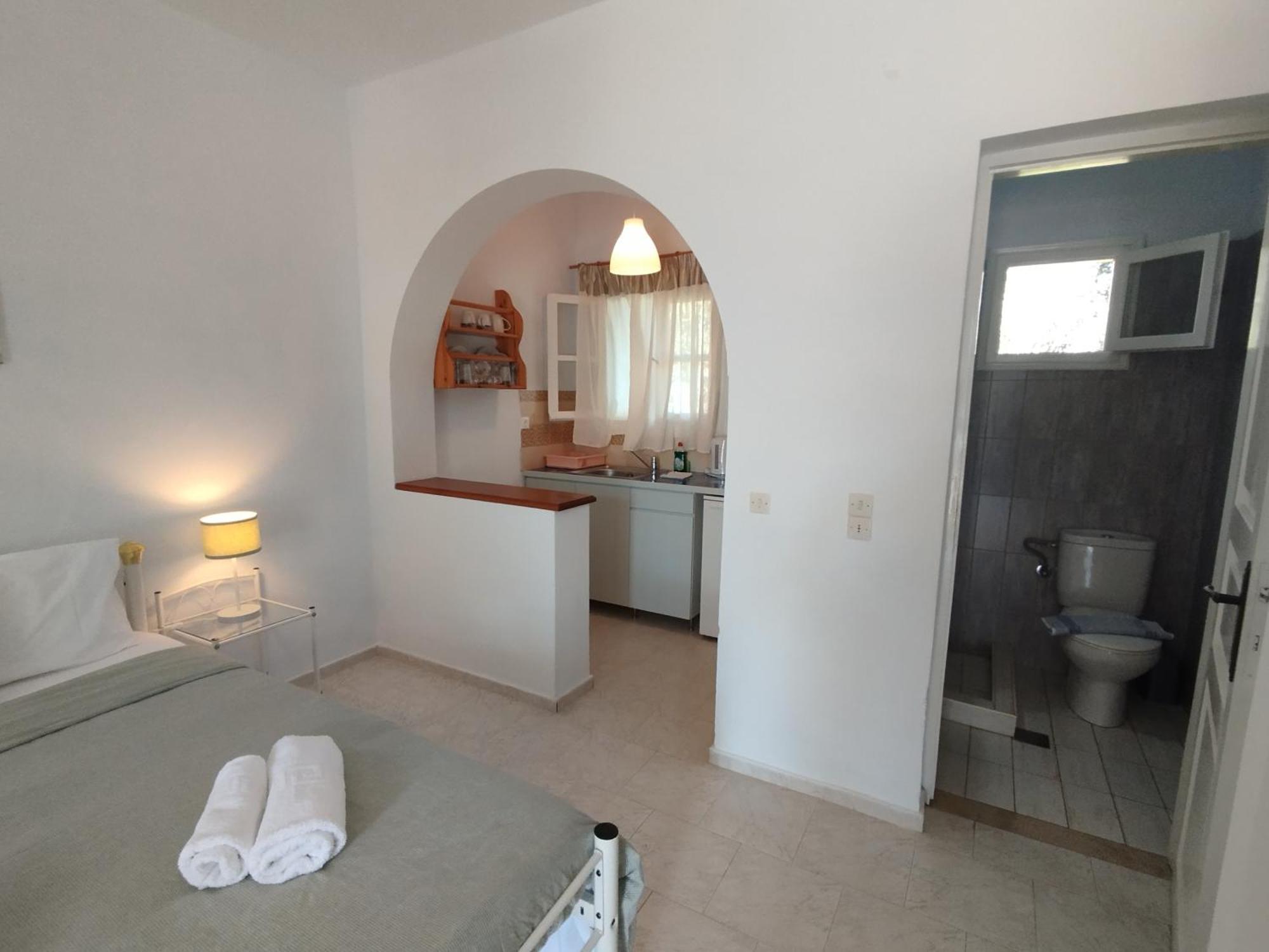 Smaragdi And Skopelos Town