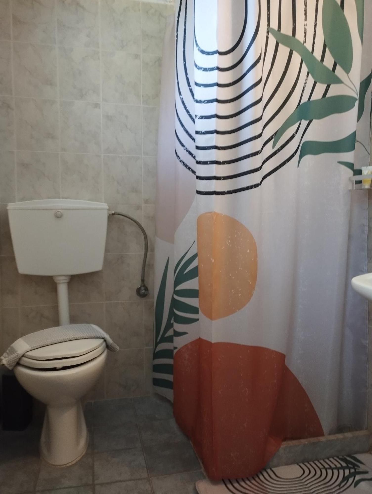 Smaragdi And סקופלוס טאון