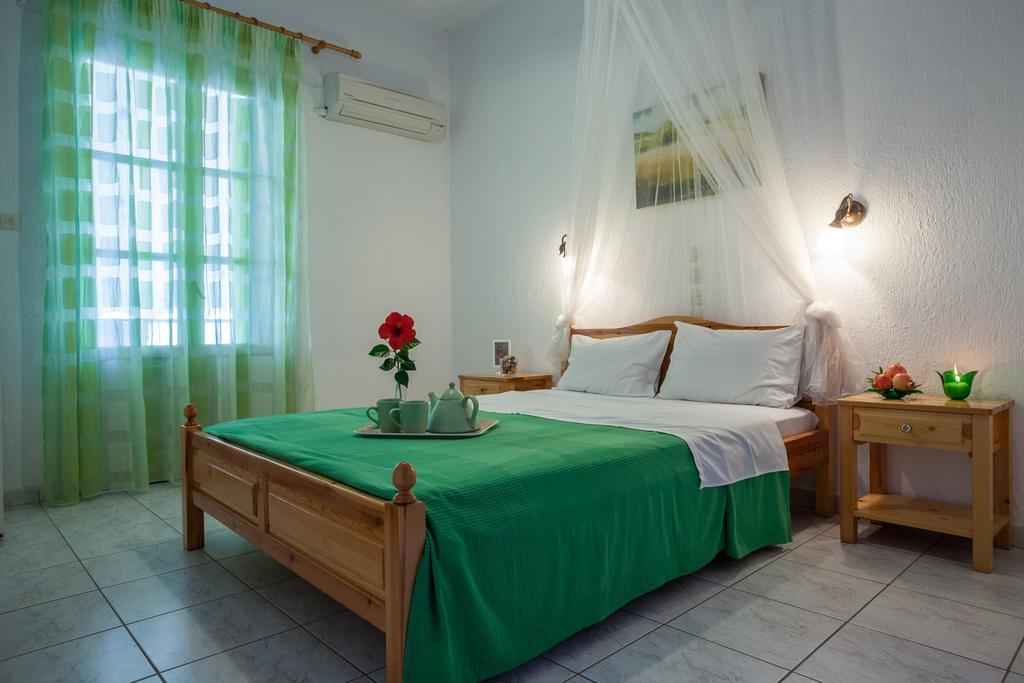 Smaragdi And Skopelos Town