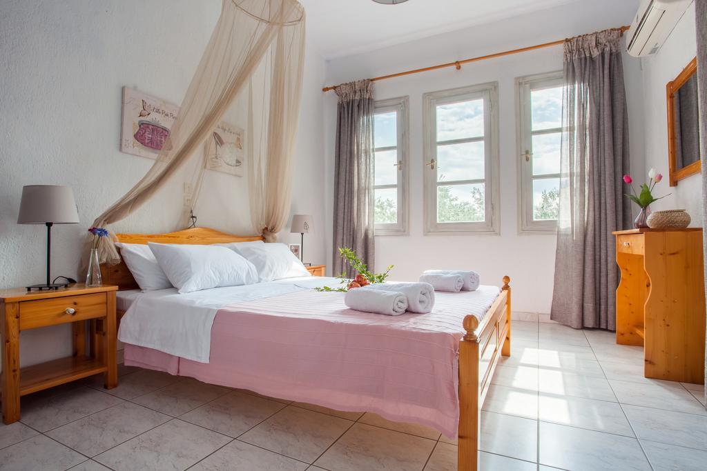 Smaragdi And Skopelos Town